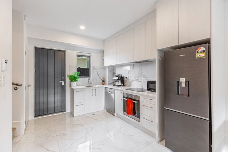 Photo of property in 5/3 Beach Road, Te Atatu Peninsula, 0610