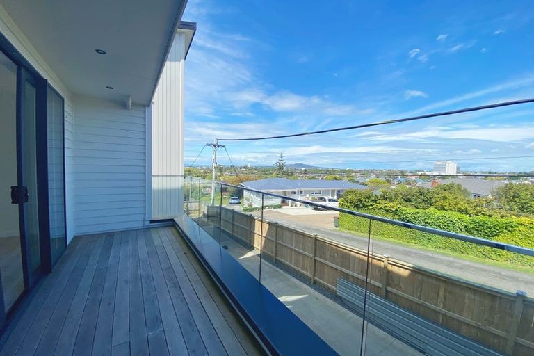 Photo of property in 37c Forrest Hill Road, Milford, Auckland, 0620