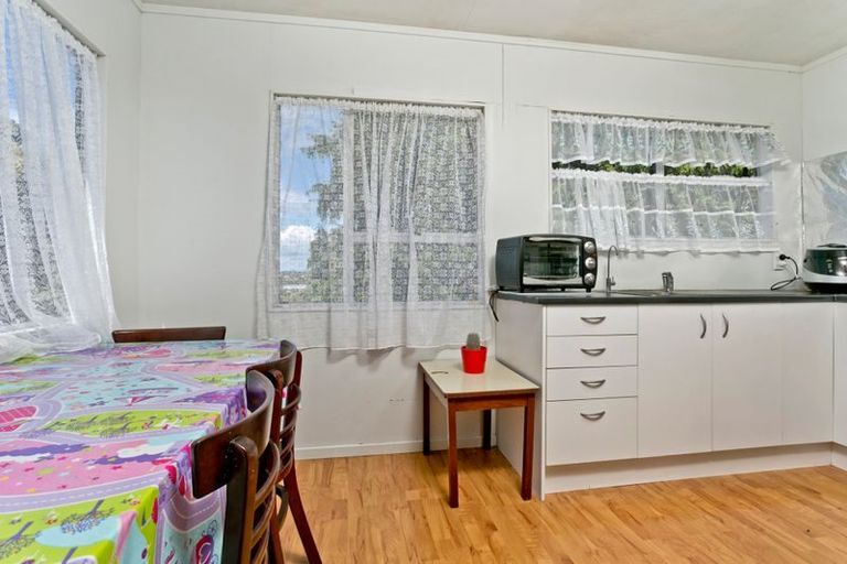 Photo of property in 2/307a Wairau Road, Totara Vale, Auckland, 0627