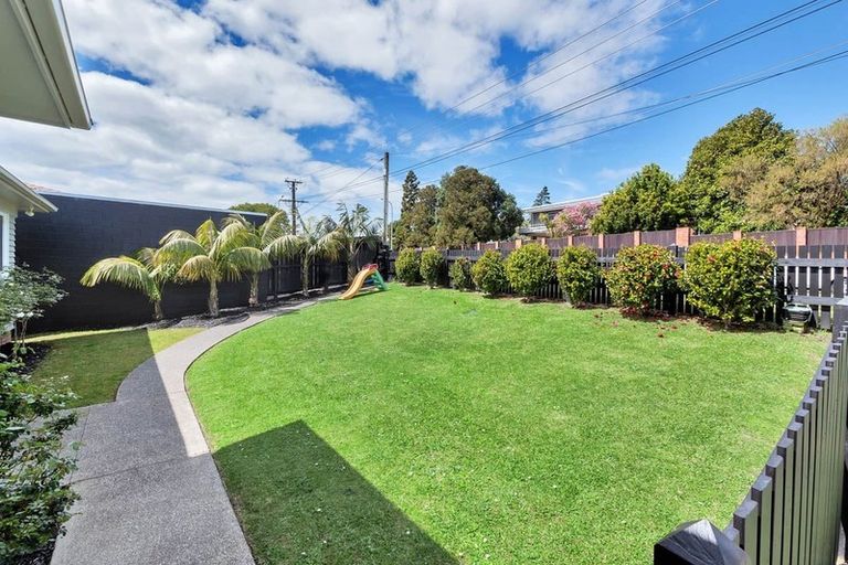 Photo of property in 1/1 Newington Road, Henderson, Auckland, 0612