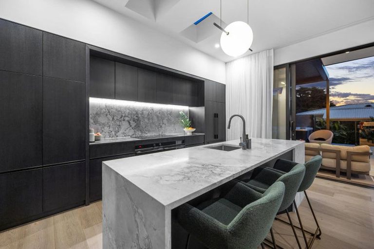 Photo of property in 23 Otakau Road, Milford, Auckland, 0620