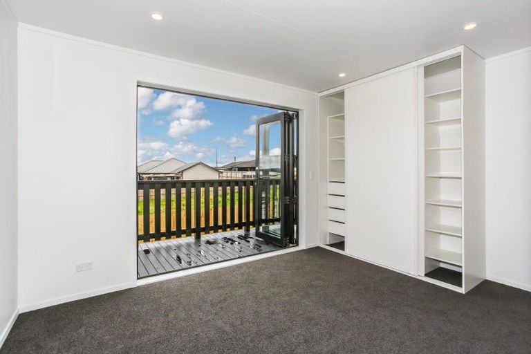 Photo of property in 16 Tahuna Minhinnick Drive, Glenbrook, 2681