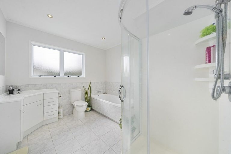 Photo of property in 18 Buckley Grove, Paraparaumu, 5032