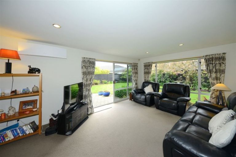Photo of property in 16 Huntingdon Place, Avonhead, Christchurch, 8042