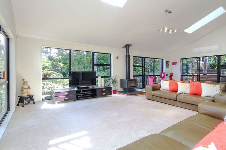 Photo of property in 89a Woodlands Park Road, Titirangi, Auckland, 0604
