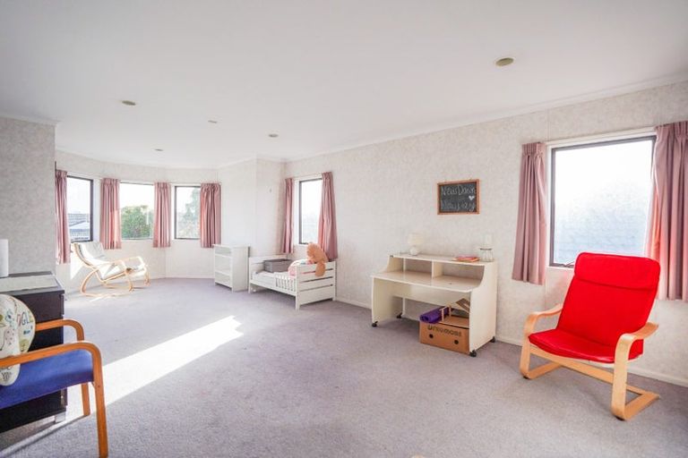 Photo of property in 25 Rosebank Avenue, Kelvin Grove, Palmerston North, 4414