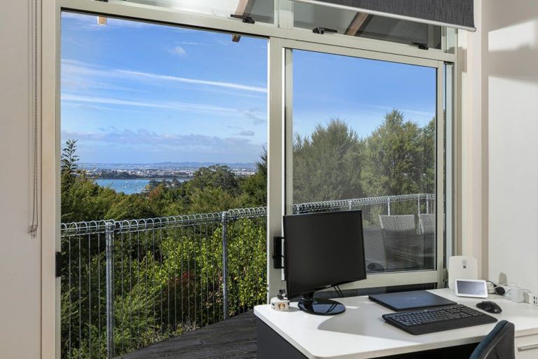 Photo of property in 32 Te Araroa Drive, Paremoremo, Auckland, 0632