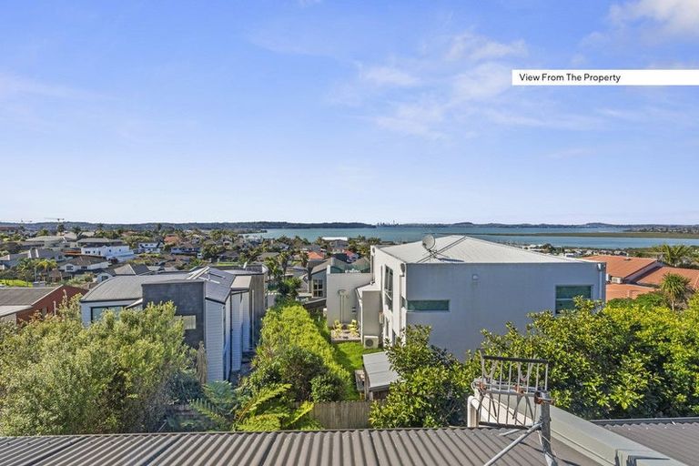 Photo of property in 2/143a Wiseley Road, West Harbour, Auckland, 0618