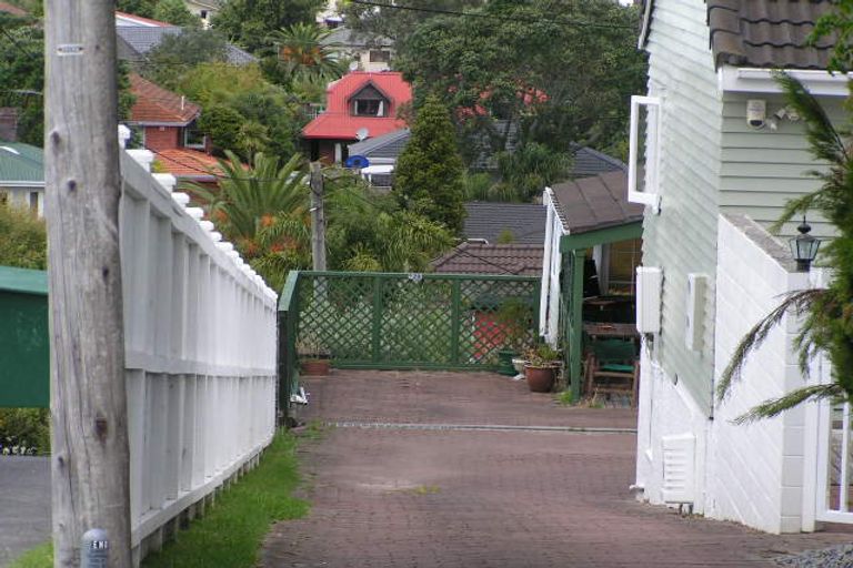 Photo of property in 2/28 Onepoto Road, Hauraki, Auckland, 0622