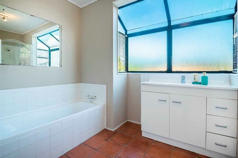 Photo of property in 2/41 Radiata Lane, Chatswood, Auckland, 0626