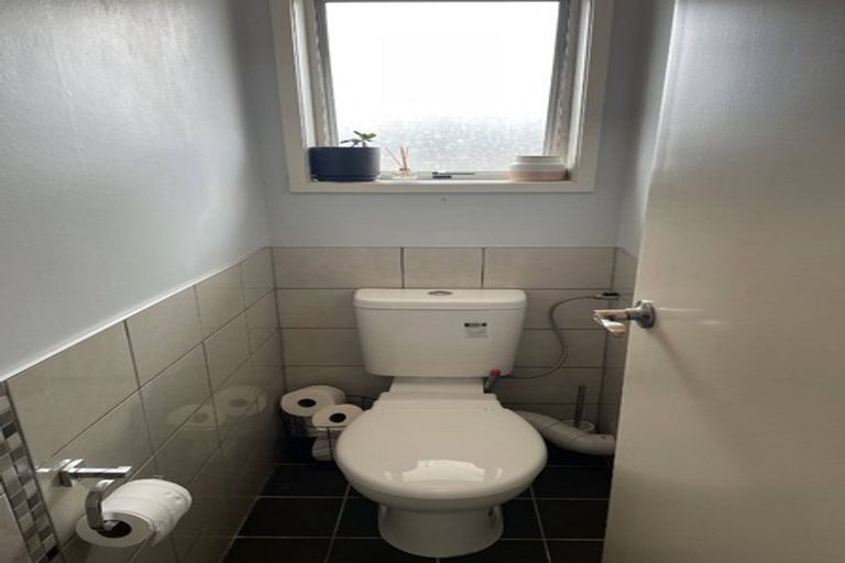 Photo of property in 2/13 Gretel Place, Hillcrest, Auckland, 0627