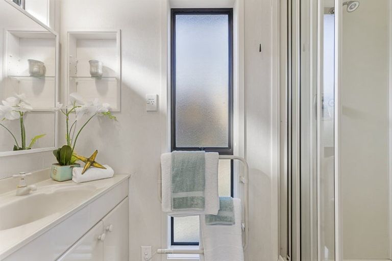 Photo of property in 24 Bert Wilson Place, Cockle Bay, Auckland, 2014