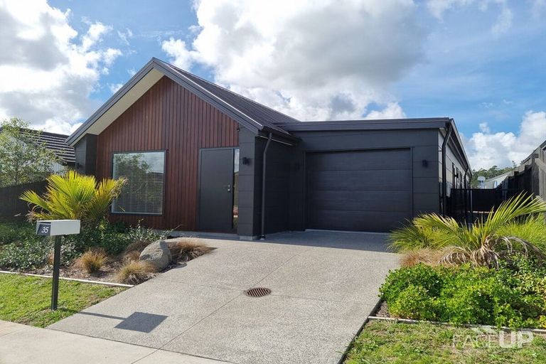 Photo of property in 35 Lumbarda Drive, Kumeu, 0810