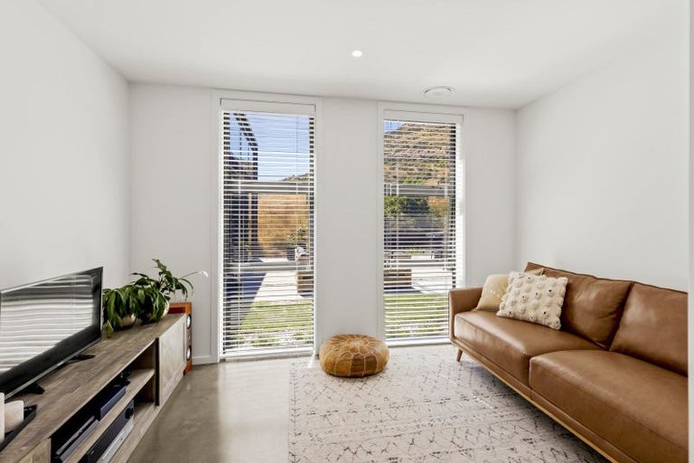 Photo of property in 8 Spring Hill Road, Kelvin Heights, Queenstown, 9300