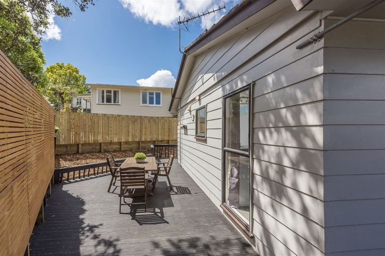 Photo of property in 3/23 Luckens Road, West Harbour, Auckland, 0618