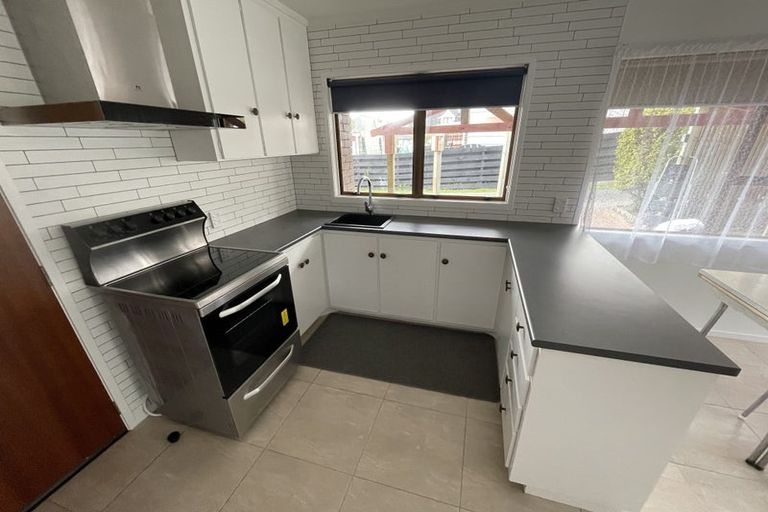 Photo of property in 1/4 Landseer Place, Blockhouse Bay, Auckland, 0600