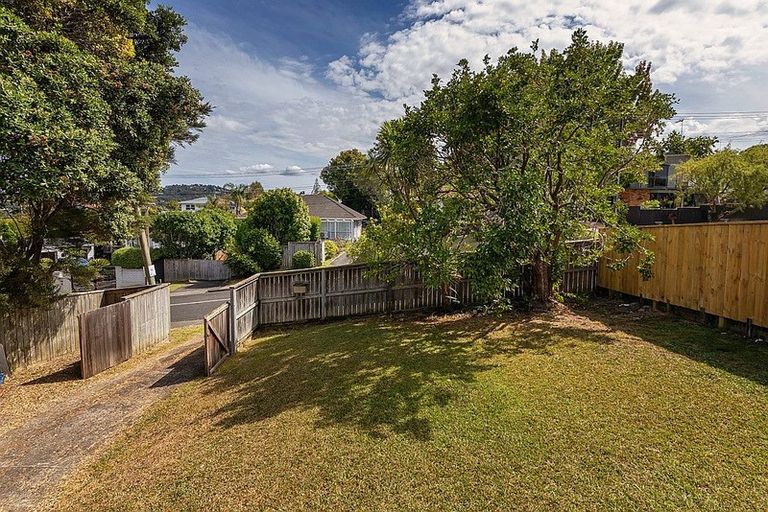 Photo of property in 32 Taupo Street, Green Bay, Auckland, 0604
