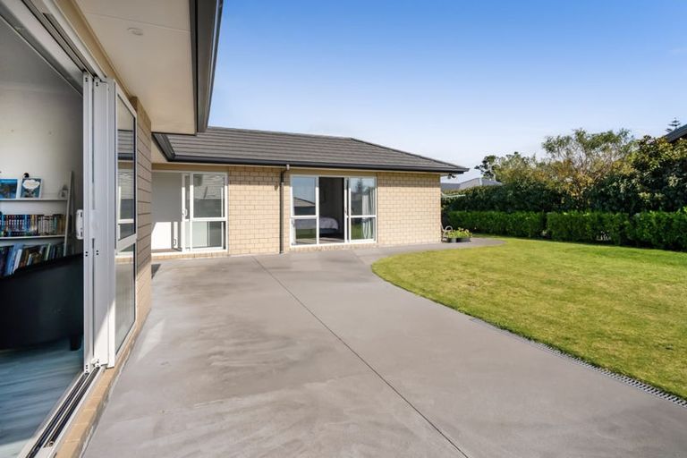 Photo of property in 12 Oakmont Crescent, Waiwhakaiho, New Plymouth, 4312