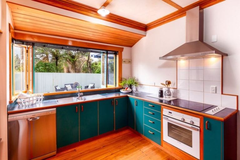 Photo of property in 39 Waiwaka Terrace, Strandon, New Plymouth, 4312