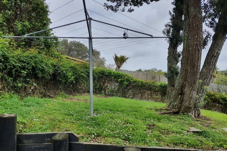 Photo of property in 18 Totaravale Drive, Totara Vale, Auckland, 0629