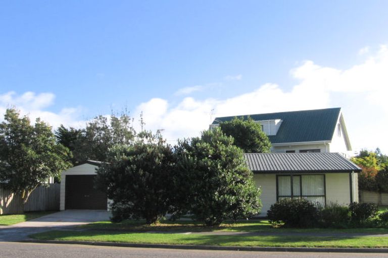 Photo of property in 185 Tutere Street, Waikanae Beach, Waikanae, 5036