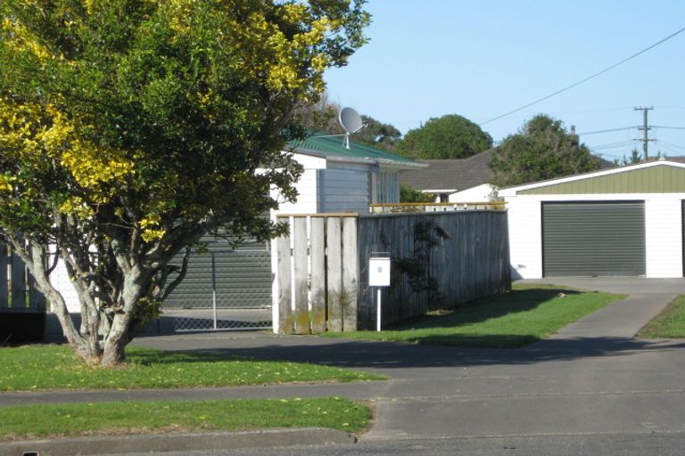 Photo of property in 9 Holland Crescent, Bulls, 4818