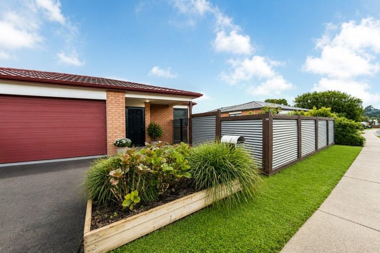 Photo of property in 38 Woodbank Drive, Glen Eden, Auckland, 0602