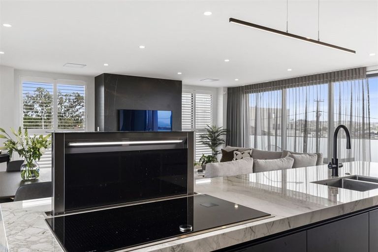 Photo of property in 11a Montgomery Avenue, Rothesay Bay, Auckland, 0630