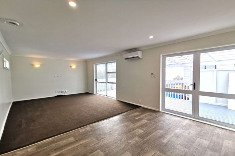 Photo of property in 2/31 Beaubank Road, Kelston, Auckland, 0602