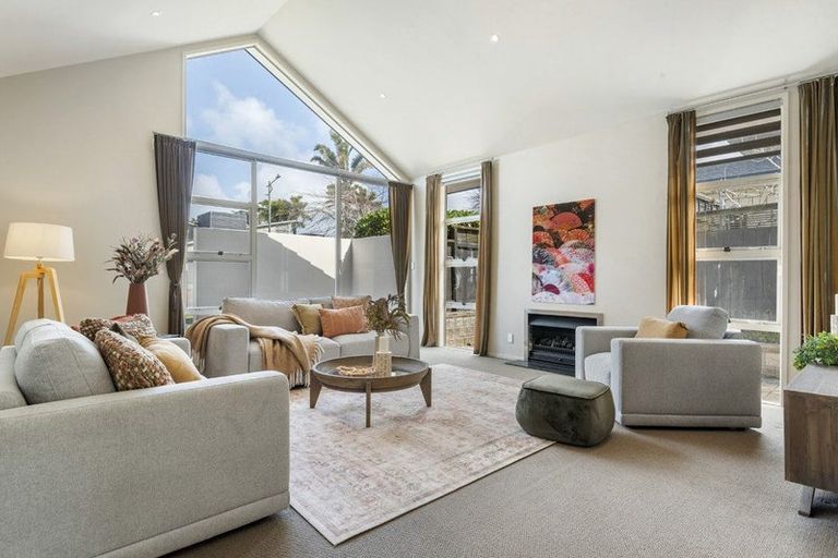 Photo of property in 19 English Oak Drive, Schnapper Rock, Auckland, 0632