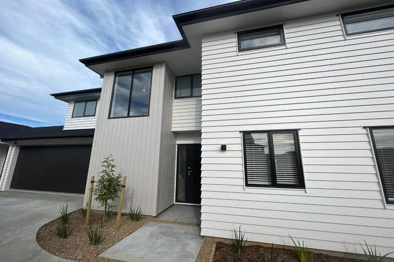 Photo of property in 21 Madden Avenue, Kumeu, 0810