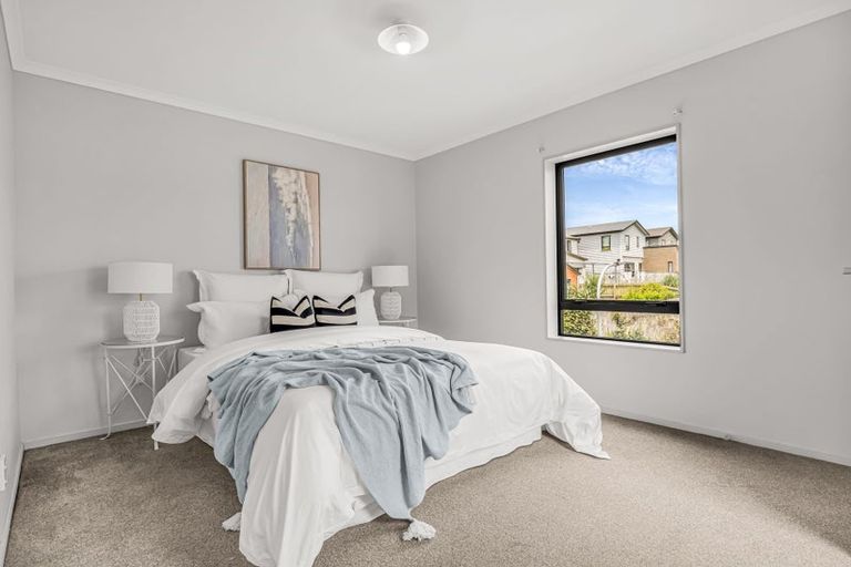 Photo of property in 43 Becker Drive, Weymouth, Auckland, 2103