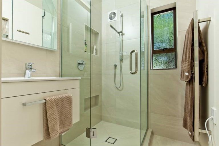 Photo of property in 1/30 Manly Esplanade, Browns Bay, Auckland, 0630