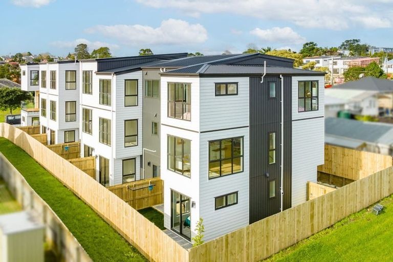 Photo of property in 10f Robert Burke Place, Henderson, Auckland, 0612