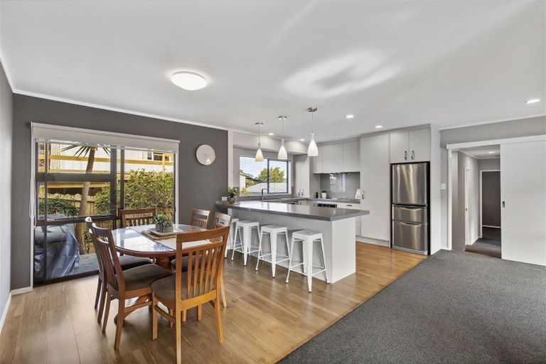 Photo of property in 4 Pinewood Grove, Botany Downs, Auckland, 2010