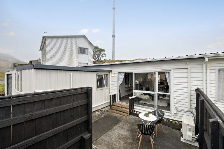 Photo of property in 7 Chetwode Grove, Newlands, Wellington, 6037