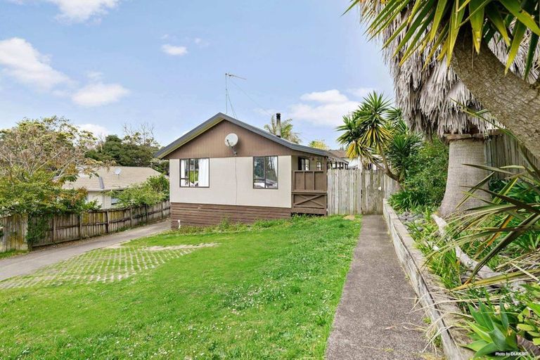 Photo of property in 5 Luxor Place, Massey, Auckland, 0614