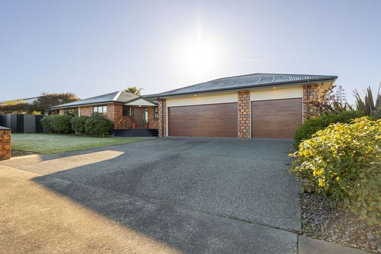 Photo of property in 6 Galea Grove, Kelvin Grove, Palmerston North, 4414