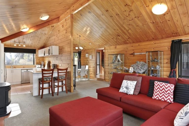 Photo of property in 44 San Valentino Drive, Henderson, Auckland, 0612