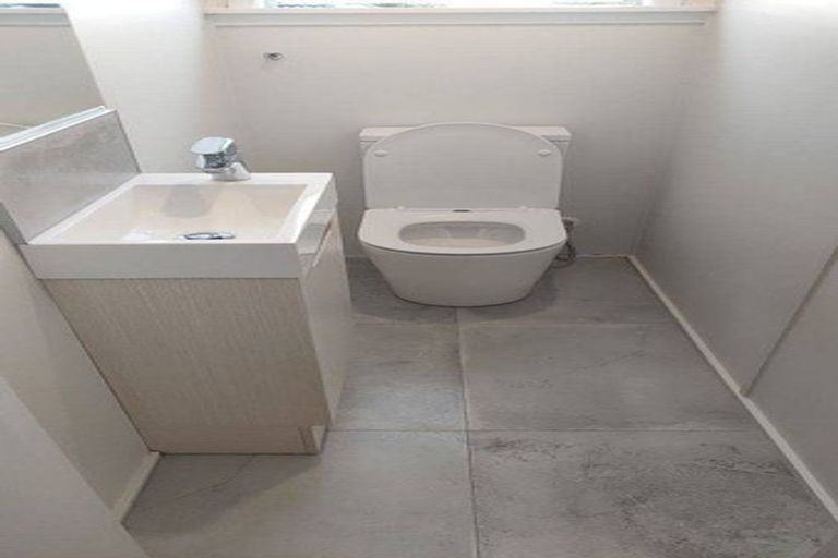 Photo of property in 1/25 Peach Road, Glenfield, Auckland, 0629