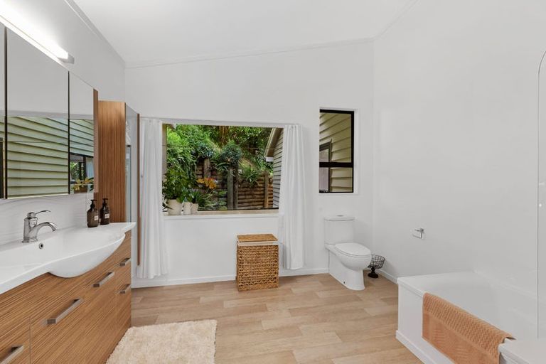 Photo of property in 14 Glenelg Road, Red Beach, 0932