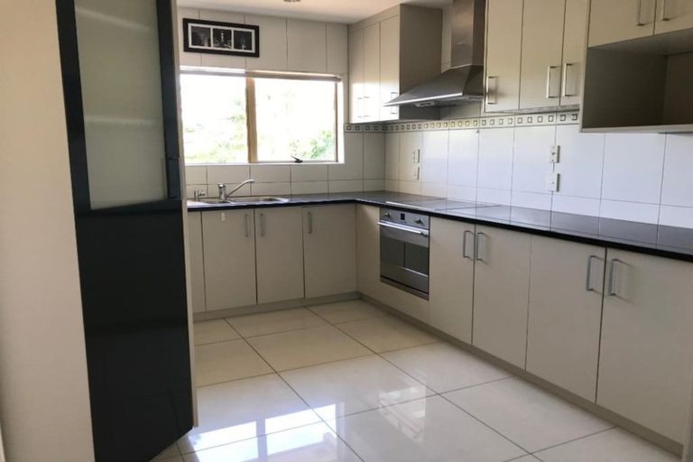 Photo of property in 25a Ravenwood Drive, Forrest Hill, Auckland, 0620