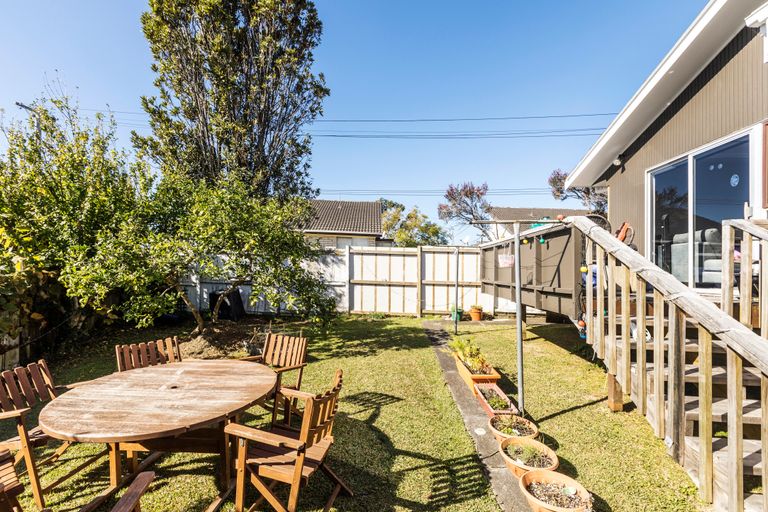 Photo of property in 2/309 Wairau Road, Totara Vale, Auckland, 0627