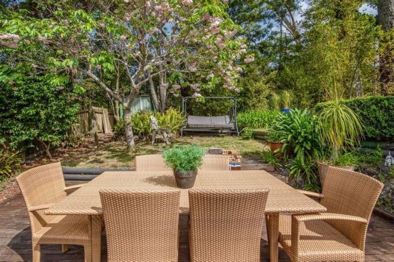 Photo of property in 26 Staincross Street, Green Bay, Auckland, 0604