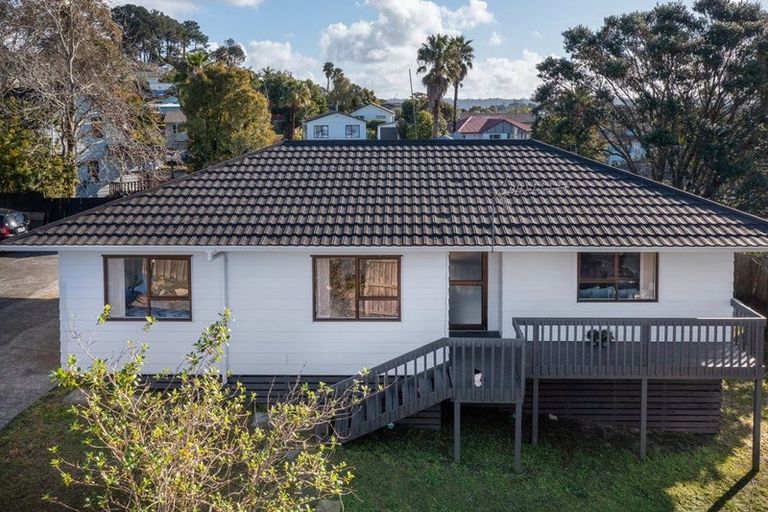 Photo of property in 2/16 Caribbean Drive, Unsworth Heights, Auckland, 0632