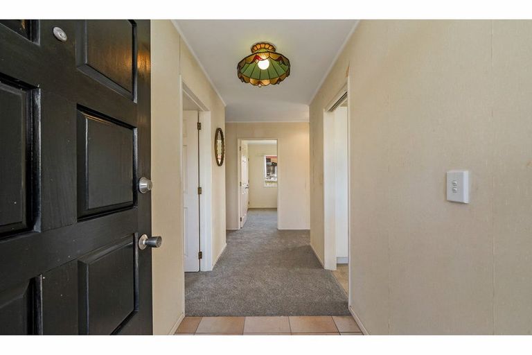 Photo of property in 29 Taupiko Place, Green Bay, Auckland, 0604