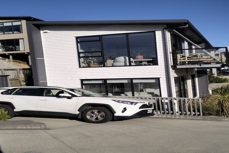 Photo of property in 2 Ara Paripari, Tawa, Wellington, 5028