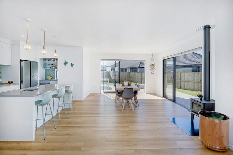 Photo of property in 10 Palm Drive, Whitianga, 3510