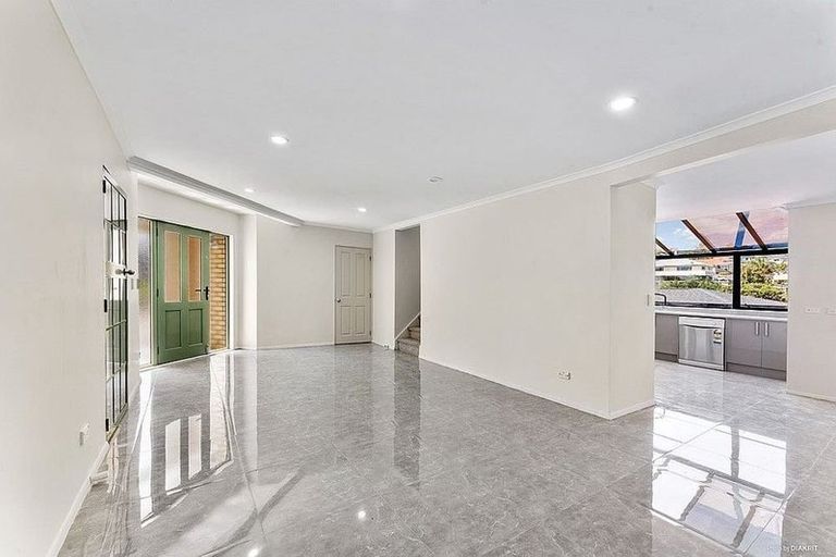 Photo of property in 18 Pistachio Place, Goodwood Heights, Auckland, 2105