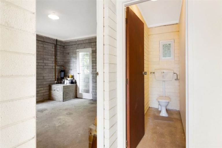 Photo of property in 5 Bush Road, Waiatarua, Auckland, 0604